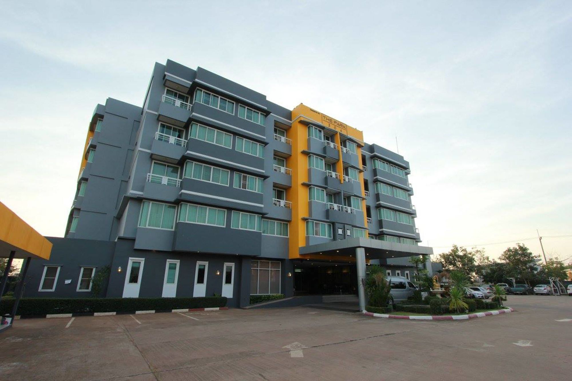 The Park 304 Executive Serviced Apartment Si Maha Phot Exterior foto